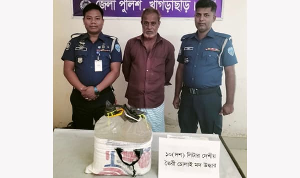 রামগড়ে চোলাই মদসহ মাদক ব্যবসায়ী আটক