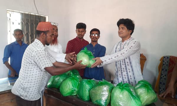 হিলিতে ঈদ সামগ্রী পেয়ে খুশি শ্রমিকরা