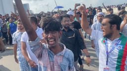 কারফিউ ভেঙে রাজপথে জনতার ঢল, শেখ হাসিনার পদত্যাগে ঢাকায় উল্লাস