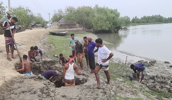 আশাশুনিতে বেড়িবাঁধ ধস, মাইকিং করে বাঁধ রক্ষায় গ্রামবাসী