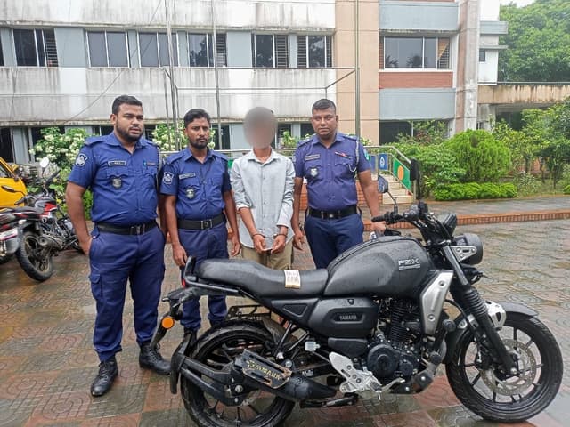 বড়লেখায় সংঘবদ্ধ চুরির ঘটনায় একজন গ্রেফতার, উদ্ধার মোটরসাইকেল ও নগদ অর্থ