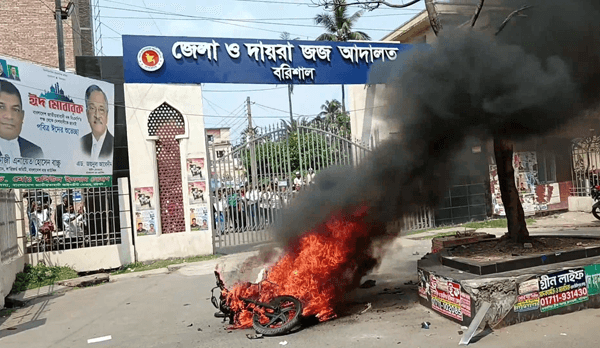বরিশাল আদালত চত্বরে সাংবাদিকদের ওপর হামলা, মোটরসাইকেলে আগুন