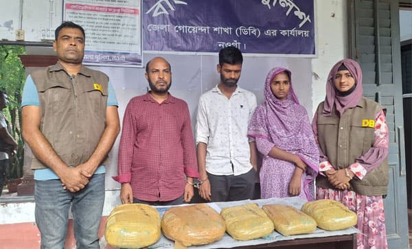 নওগাঁয় স্বেচ্ছাসেবক দলের সহ-সভাপতি ধরা পড়লেন গাঁজার ব্যাগে