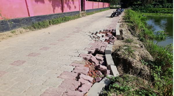 আত্রাইয়ে ঠিকাদারীর অনিয়মে নির্মাণ শেষে ভেঙে পড়ল সড়ক