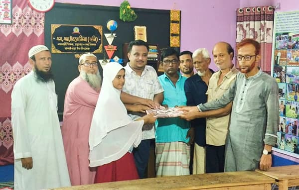 আত্রাইয়ে নামাজে উৎসাহে শিক্ষার্থীদের জায়নামাজ উপহার