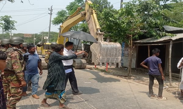 অবৈধ স্থাপনা উচ্ছেদ করে খাল মুক্ত করলো উপজেলা প্রশাসন