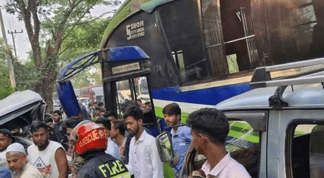 লোহাগাড়ায় বাস-হাইয়েস সংঘর্ষে নিহত ১০, আহত ৬