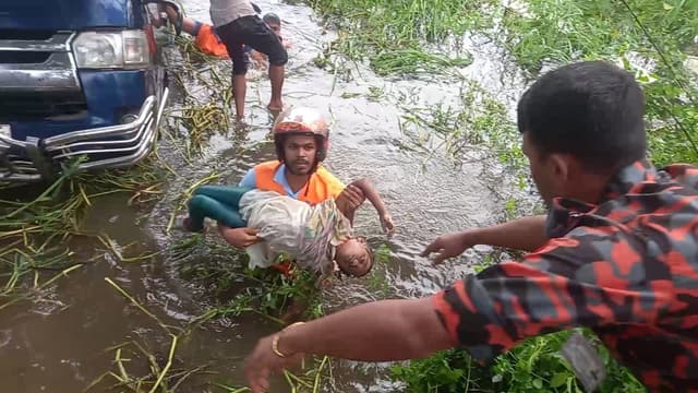 নোয়াখালীতে মাইক্রোবাস খালে পড়ে একই পরিবারের ৭ জনের মৃত্যু