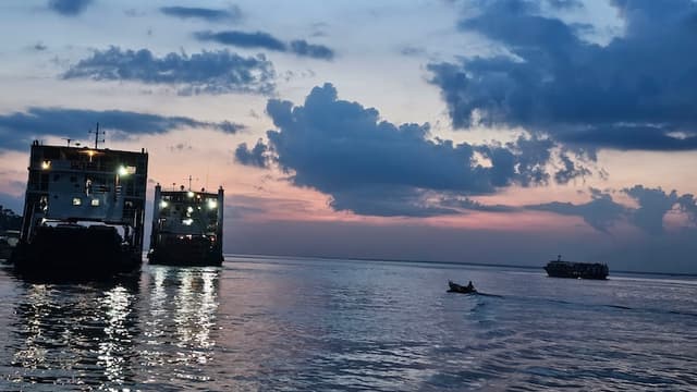 পদ্মা নদীতে তীব্র স্রোতে ফেরি চলাচল ব্যহত
