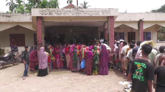 ভুরুঙ্গামারীতে ভিজিএফ তালিকায় অনিয়ম, বাদ পড়েছে হতদরিদ্ররা