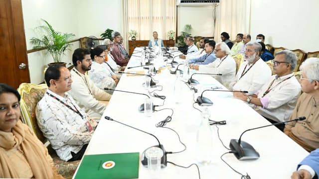 ১৩ দলের সঙ্গে বৈঠকে প্রধান উপদেষ্টা