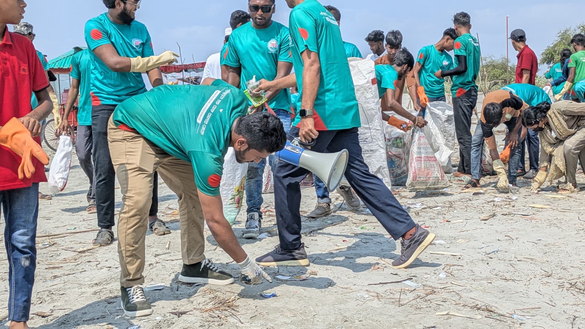 বিডি ক্লিনের উদ্যোগে রাঙ্গাবালী সৈকতে পরিচ্ছন্নতা অভিযান ও ঈদ পুনর্মিলনী  