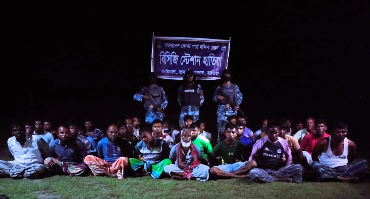 হাতিয়ায় কোস্টগার্ডের অভিযানে ১০ কোটি টাকার জালসহ ৩৩ জেলে আটক