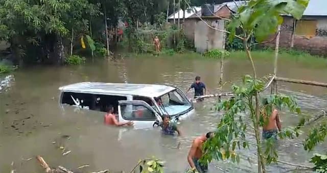 নোয়াখালীর বেগমগঞ্জে মাইক্রোবাস খালে পড়ে প্রাণ গেল ৭ জনের