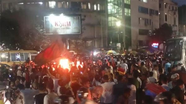শাহবাগ মোড়ে টায়ার জ্বালিয়ে বিক্ষোভ, জাপা নিষিদ্ধের দাবি