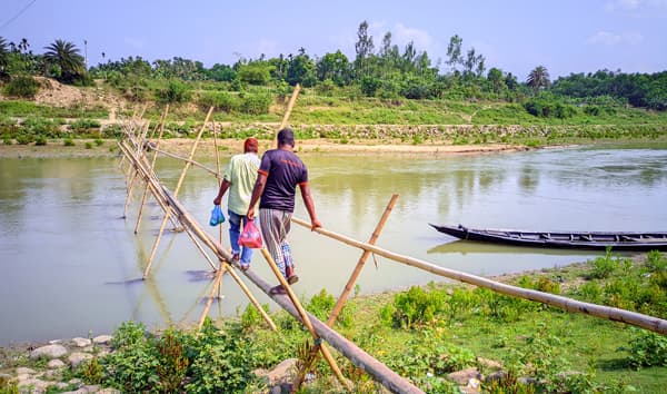 মনু নদী পারাপারে বাঁশের সাঁকোই ভরসা ২২ হাজার মানুষের !