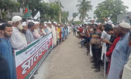 বিচ্ছিন্ন দ্বীপে একীভূত সিদ্ধান্তে উত্তাল আশাশুনি, মানববন্ধন 