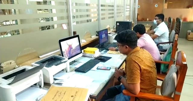 হিলি বন্দরে পুনরায় শুরু আমদানি-রফতানি, স্বস্তিতে ব্যবসায়ীরা