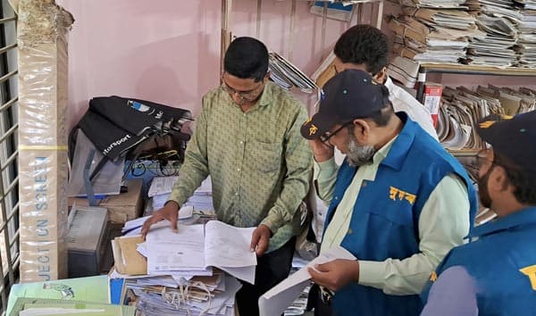 খাগড়াছড়ি কৃষি দপ্তরে দুর্নীতির অভিযোগে দুদকের অভিযান