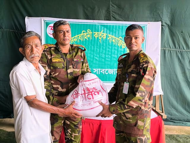 পানছড়ি সাবজোনের ত্রাণ বিতরণে পাহাড়ি-বাঙালিদের মুখে স্বস্তি