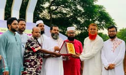নওগাঁ শহীদ মিনারে সম্মাননা পেলেন অধ্যাপক মহিউদ্দীন