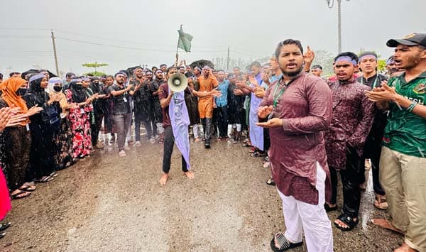 পটুয়াখালীতে পলিটেকনিক শিক্ষার্থীদের মাথায় কাফন, বৃষ্টি উপেক্ষিত
