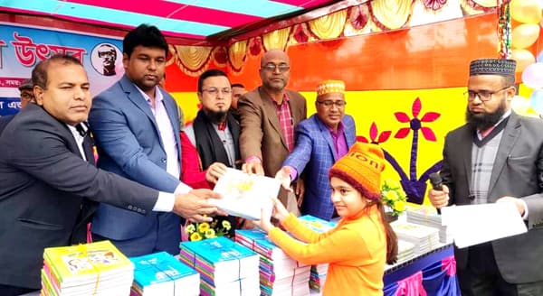 হাকিমপুরে বই উৎসবের দিনে শিক্ষার্থীরা পেলো নতুন বই