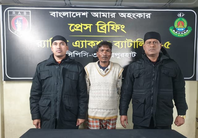 নওগাঁয় চোলাই মদ তৈরি ও বিক্রির দায়ে র‌্যাবের হাতে গ্রেফতার ১