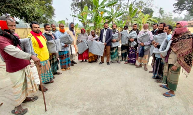 আত্রাইয়ে শ্রমিকরা পেলো প্রধানমন্ত্রীর উপহারের কম্বল