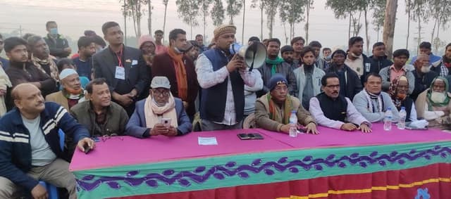 উল্লাপাড়ায় মেয়র এস এম নজরুল ইসলামের উঠান বৈঠক