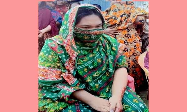 স্বামীর জামিন ও বিয়ে মেনে নেওয়ার দাবীতে স্কুলছাত্রী নন্দিনীর অনশন
