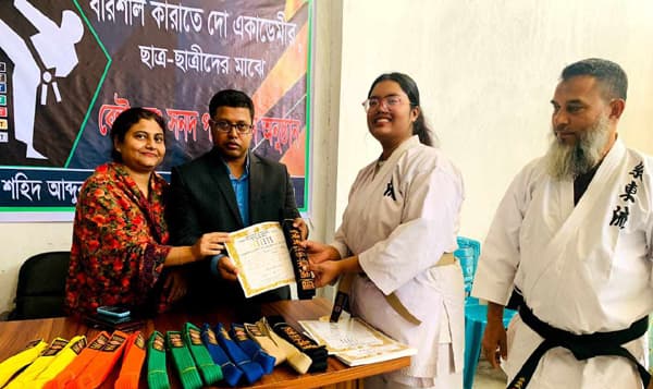 বরিশালে কারাতে পরীক্ষায় উত্তীর্ণদের বেল্ট ও সনদ প্রদান