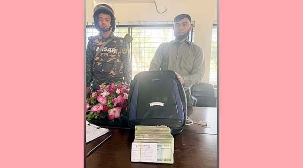 ভোটারদের জন্য টাকাভর্তি ব্যাগ নিয়ে ঘুরছিলেন, অত:পর ...