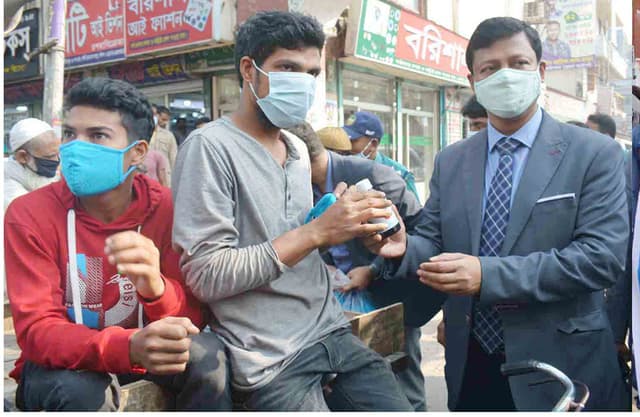 বরিশালে নবাগত জেলা প্রশাসকের মাক্স বিতরণ