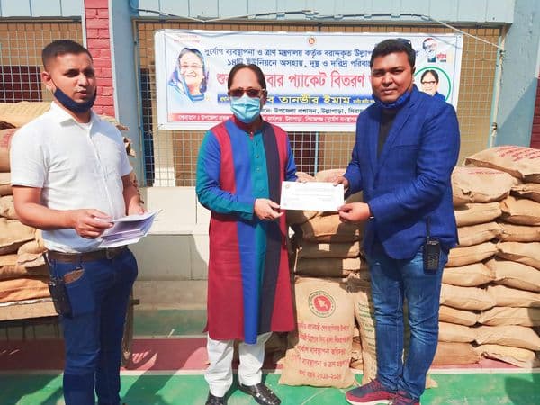 উল্লাপাড়ায় ১৪ শত পরিবারের মাঝে এমপির শুকনো খাবার বিতরণ