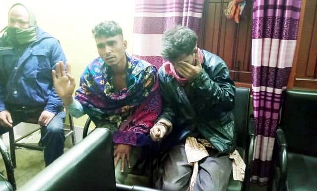 ইয়াবাসহ দুই ছিনতাইকারী আটক করল এলাকাবাসী, পুলিশে সোপর্দ