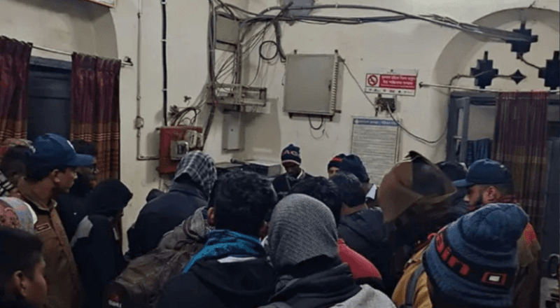 নাটোরে সময়ের আগেই ট্রেন ছাড়ায় যাত্রীদের বিক্ষোভ