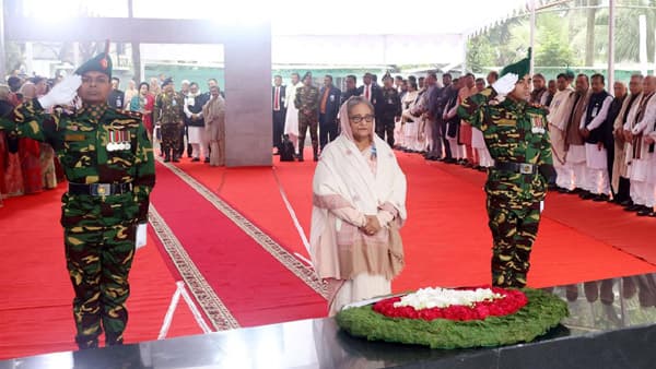 বঙ্গবন্ধুর প্রতিকৃতিতে প্রধানমন্ত্রীর শ্রদ্ধা জ্ঞাপন