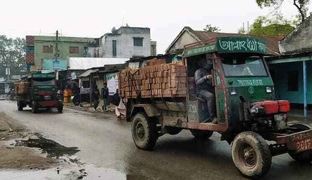 দৌলতপুরে শ্যালো ইঞ্জিনের রাজত্ব, বাড়ছে দুর্ঘটনা