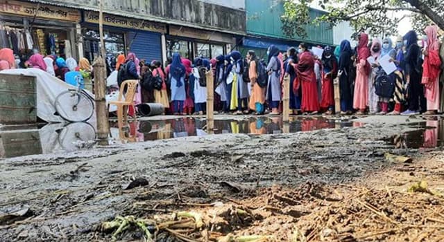 টেইলার্সের দোকানে শিক্ষার্থীদের টিকাদান !