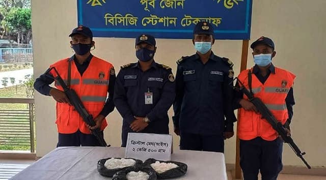 কোস্টগার্ড দেখে ১২ কোটি টাকার ‘আইস’ ফেলে পালাল পাচারকারী