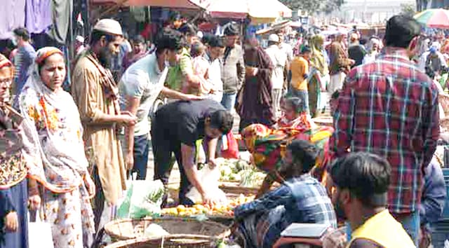 বিধিনিষেধ: উদাসীনতায় মাঠের চিত্র হতাশার