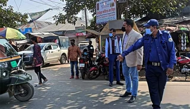স্বাস্থ্যবিধি না মানায় আমতলীতে ২৩ জনকে জরিমানা