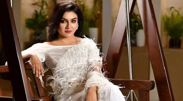 জয়ার গ্লামারে ফায়ার সার্ভিস ‘তলব’ ভক্তের !