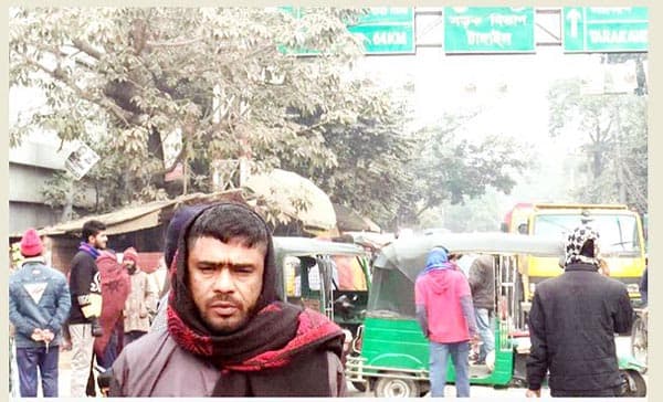 সিএনজির পর্দা না থাকায় চালকের কাপড় খুলে দাঁড় করিয়ে রাখলেন পুলিশ!
