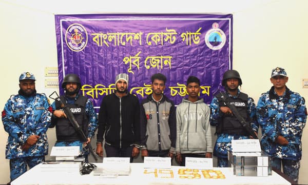 পতেঙ্গায় এক কেজি স্বর্ণালংকারসহ ৩ পাচারকারী আটক