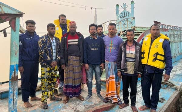 যমুনায় ১.২৫ কোটি টাকার ড্রেজারসহ আটক ৬