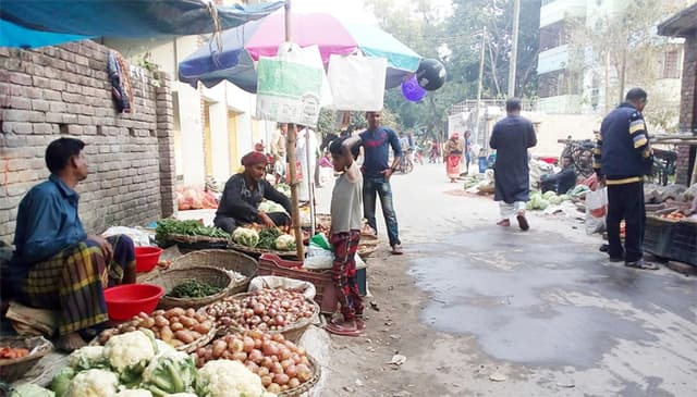দৌলতপুরে ২০ বছরের হাট তুলে দিল প্রশাসন