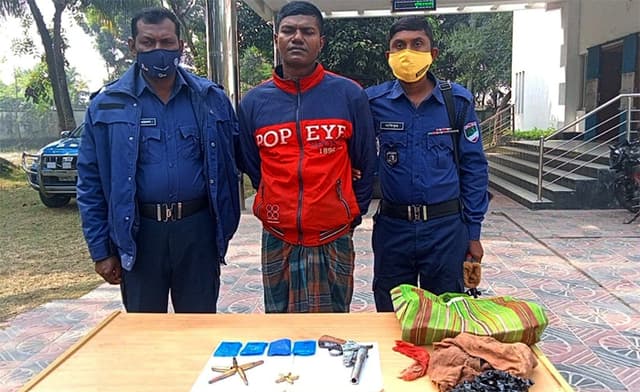 দেবহাটায় আগ্নেয়াস্ত্র, গুলি ও ইয়াবাসহ যুবক গ্রেফতার
