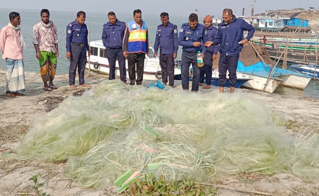 দৌলতদিয়া নৌ-পুলিশের অভিযানে কারেন্ট জাল ও বাঁশের বাঁধ ধ্বংস